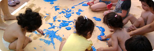 Niños jugando Tus niños artistas en nuestro jardín